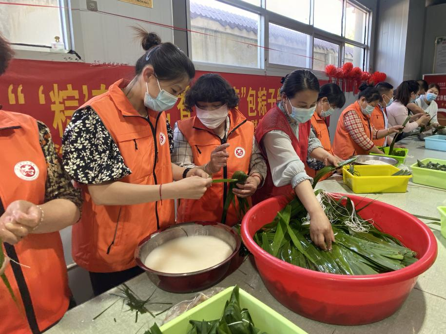 青口供電所黨支部聯(lián)合生產(chǎn)生活服務中心分會、黃沙坨社區(qū)，共同舉辦“悠悠艾草香 濃濃端午情”系列活動。.png
